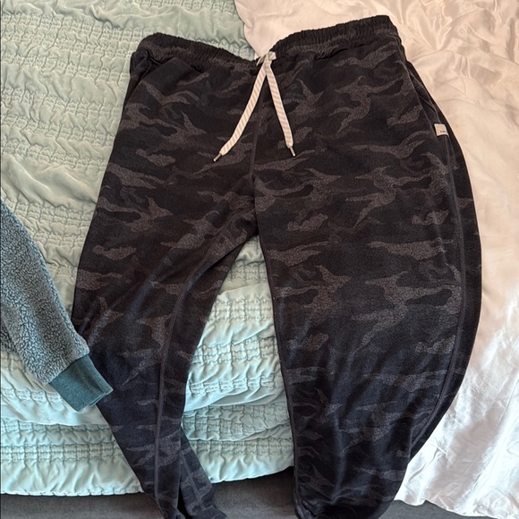 Vuori woman’s camo Bottoms - Picture 2 of 6